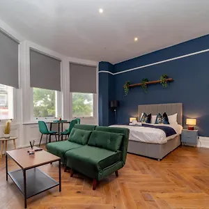 1st-morden-studio-flat-moments-away-from-brighton-seafront.brighton-hotels-england.com/